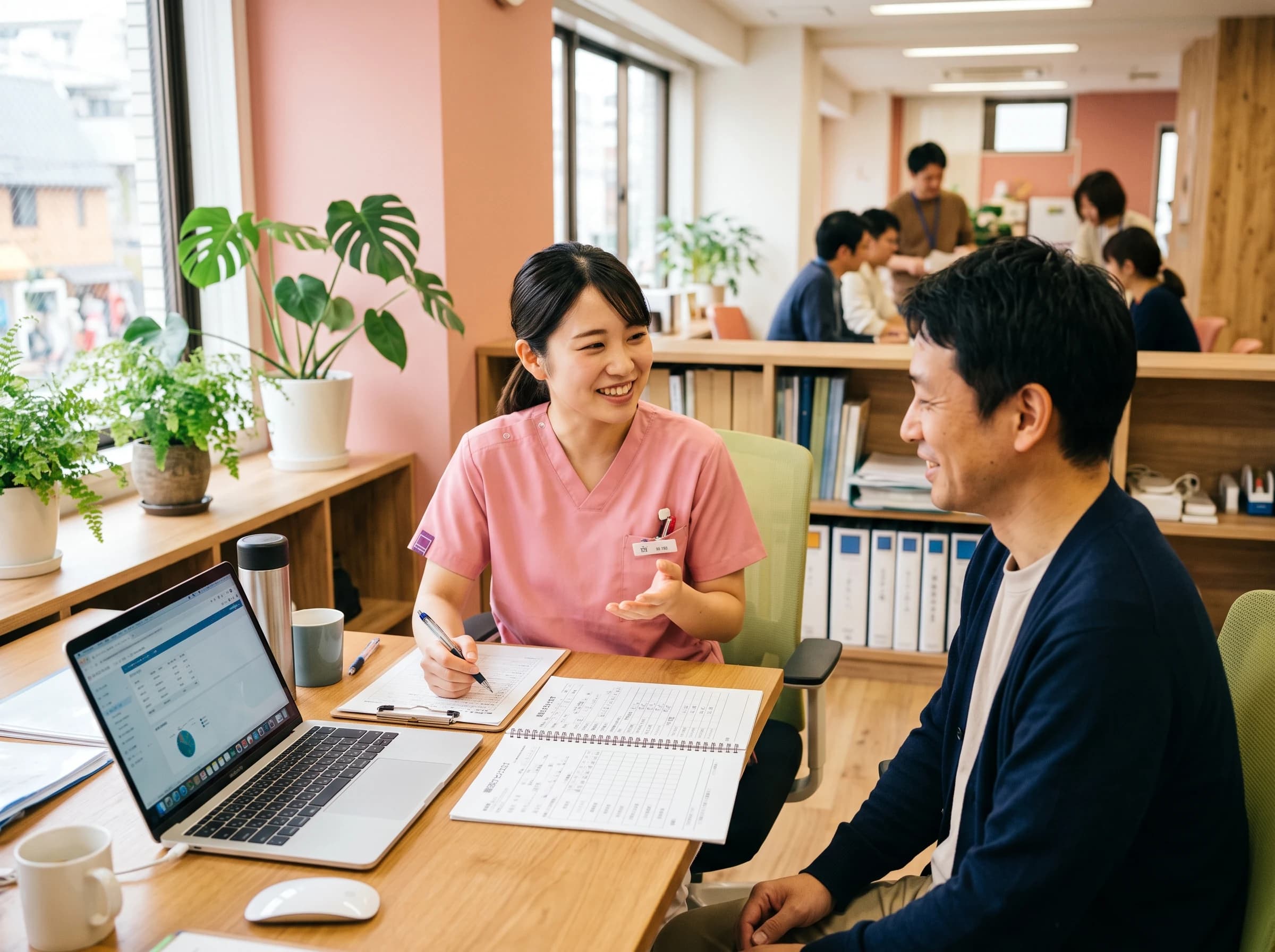 事業所担当者と話す愛SEEDの看護師